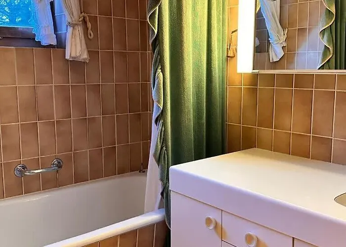 3 Bedroom Classic In By Smiling House *