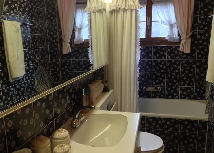 3 Bedroom Classic In By Smiling House Feriehus Gstaad