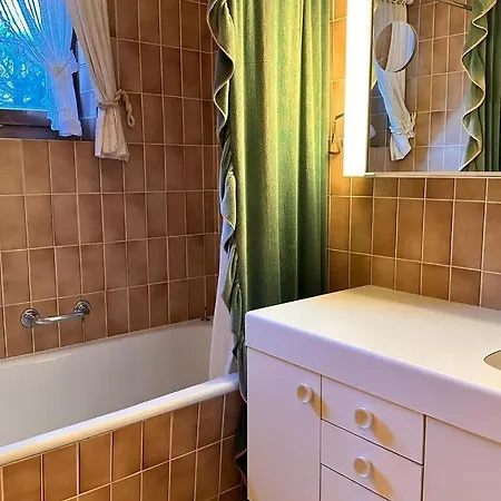 3 Bedroom Classic In By Smiling House *